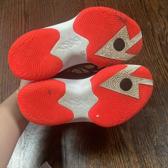 ♡ Kids Jordan Zion 1 Black White Bright Crimson size 4 - Picture 4 of 5